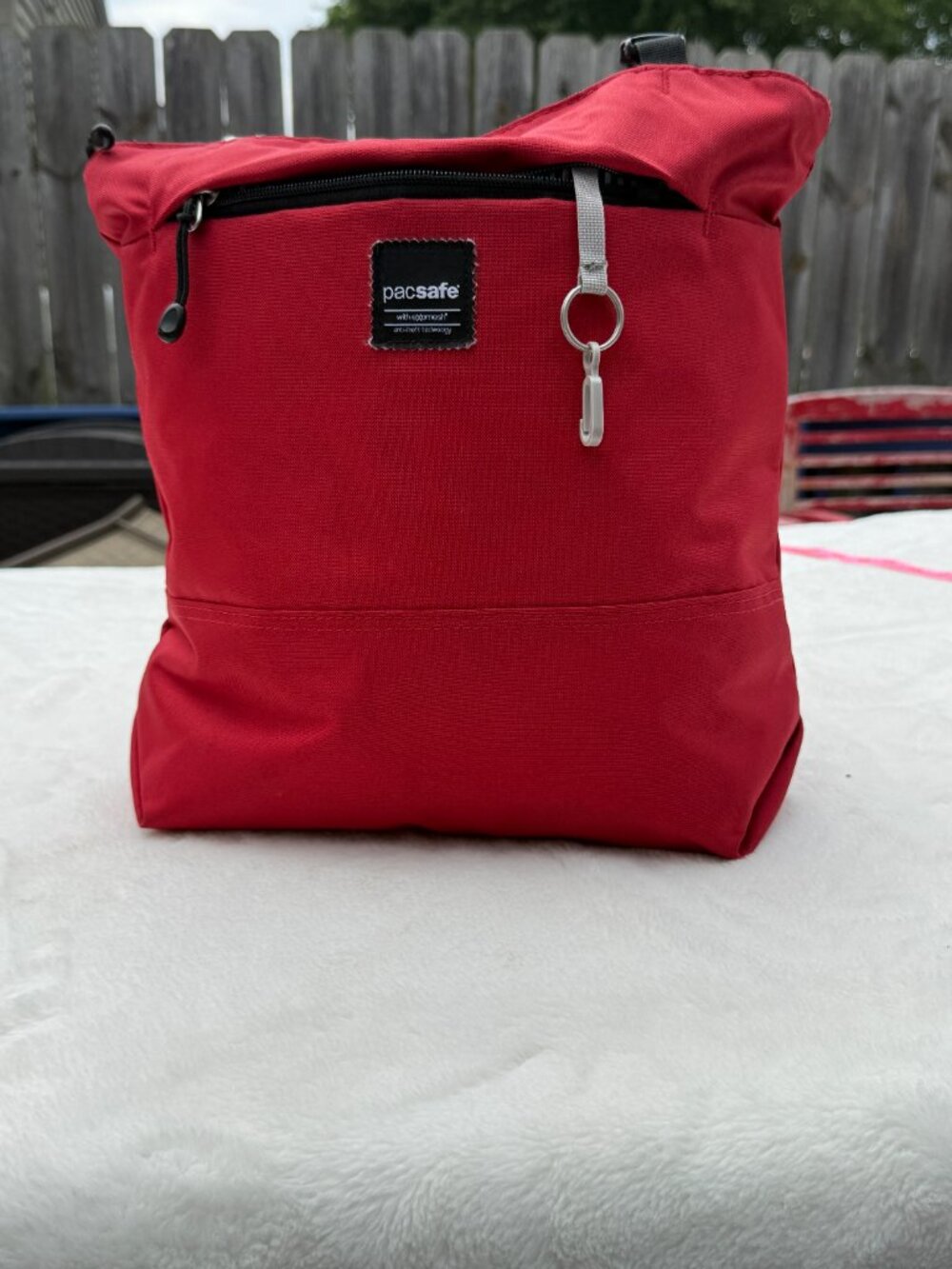 Pacsafe Slingsafe LX200 Anti-Theft RFID Travel Tote Red